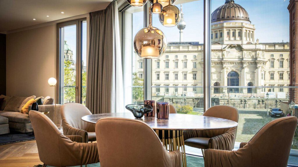 Living area in Nº3 Schinkelplatz in Berlin-Mitte with balcony and view of the Berlin City Palace