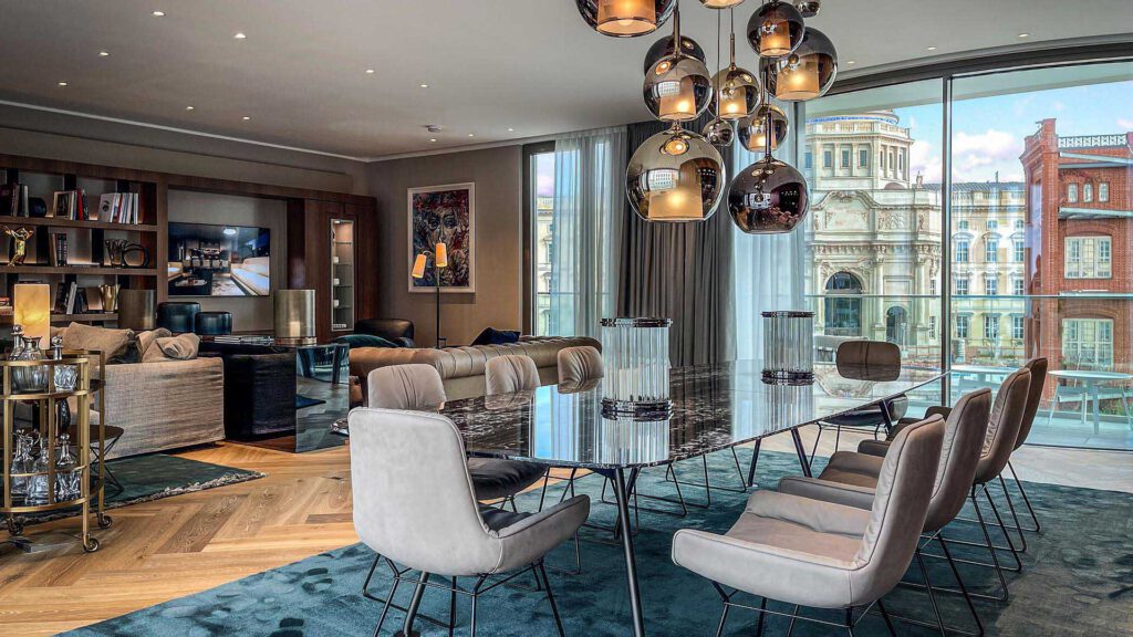 Essbereich im Nº3 Schinkelplatz in Berlin-Mitte mit Marmortisch und Blick auf das Berliner Stadtschloss