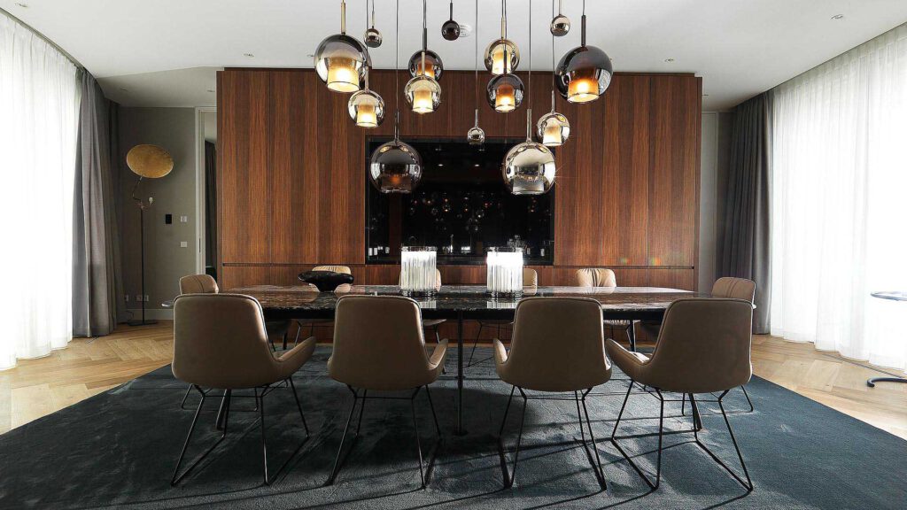 Esszimmer im Nº3 Schinkelplatz in Berlin-Mitte mit großem Marmortisch und skulpturalen Pendelleuchten