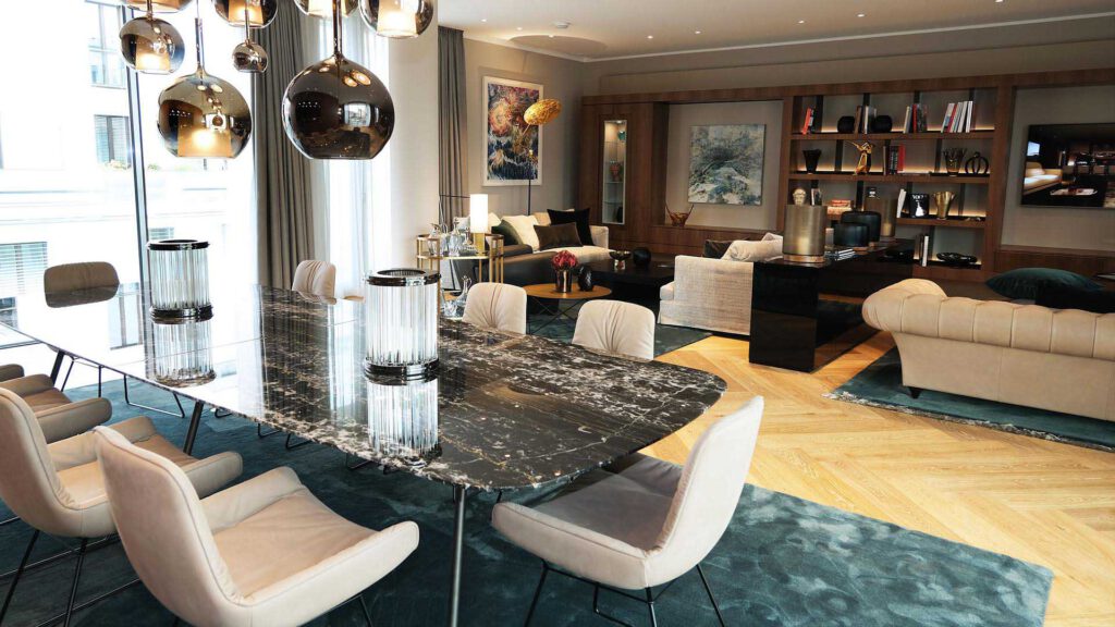 Offener Wohn- und Essbereich im Nº3 Schinkelplatz in Berlin-Mitte mit großzügiger Raumstruktur