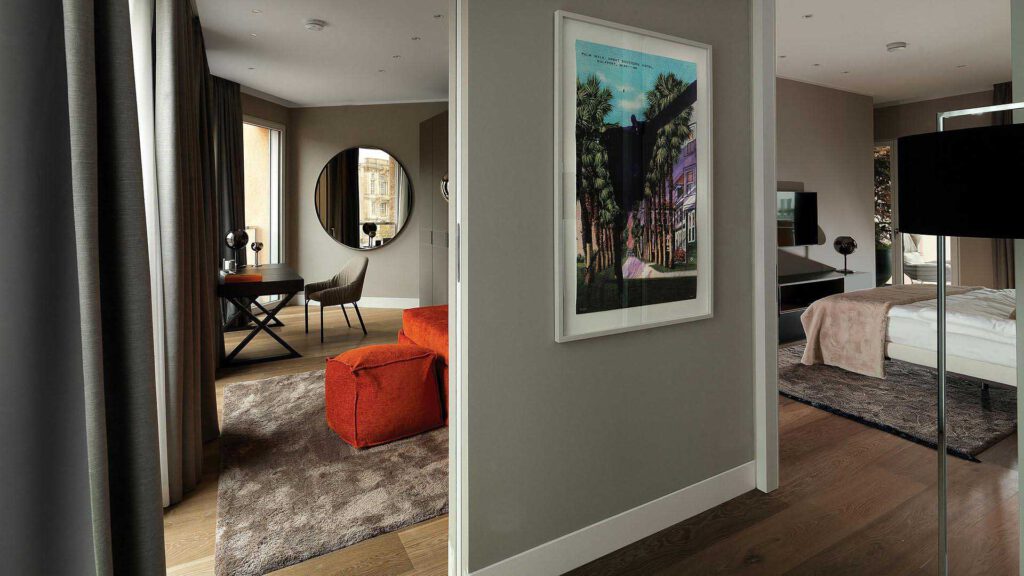 Flur im Nº3 Schinkelplatz in Berlin-Mitte mit Übergang zu Arbeits- und Schlafbereich