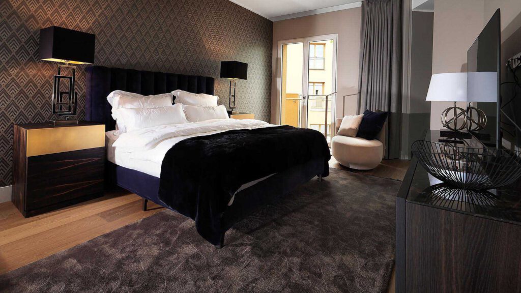 Schlafzimmer im Nº3 Schinkelplatz in Berlin-Mitte mit gepolstertem Bett und hochwertiger Ausstattung