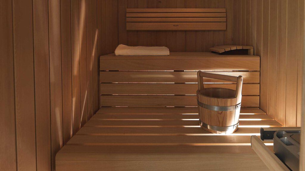 Private Sauna im Nº3 Schinkelplatz in Berlin-Mitte mit Holzinterieur und ruhiger Lichtstimmung