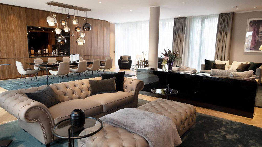 Open-plan living and dining area in Nº3 Schinkelplatz in Berlin-Mitte with custom-made kitchen and spacious room structure