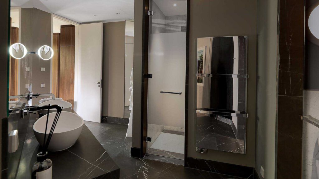 Bathroom at Nº3 Schinkelplatz in Berlin-Mitte with walk-in shower and high-quality natural stone surface