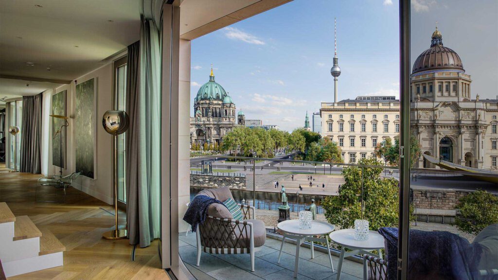 Humboldt Lounge im Nº3 Schinkelplatz in Berlin-Mitte mit großzügigem Raum und klarer architektonischer Gestaltung