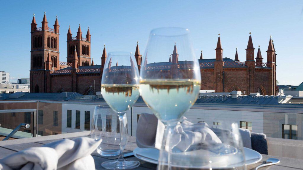 Humboldt Lounge im Nº3 Schinkelplatz in Berlin-Mitte mit klarer Architektur und ruhiger Atmosphäre