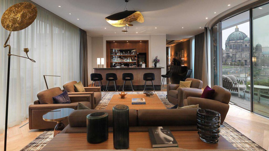 Humboldt Lounge im Nº3 Schinkelplatz in Berlin-Mitte mit ruhiger Lichtführung und klarer Raumstruktur