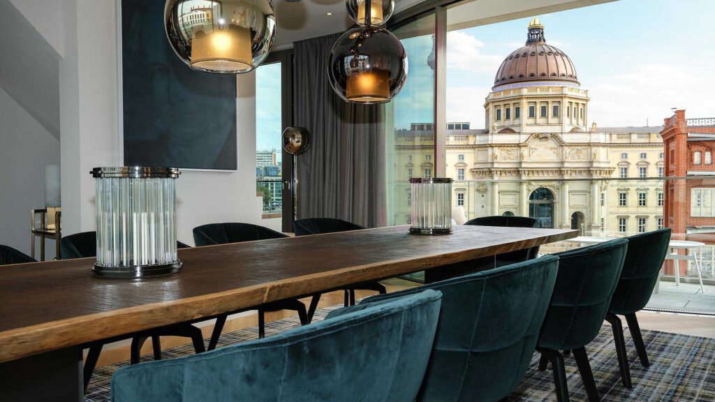 Humboldt Lounge im Nº3 Schinkelplatz in Berlin-Mitte mit großzügigem Raum und klarer architektonischer Struktur