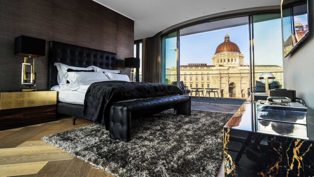 Humboldt Lounge im Nº3 Schinkelplatz in Berlin-Mitte mit klarer Raumstruktur und ruhiger Atmosphäre