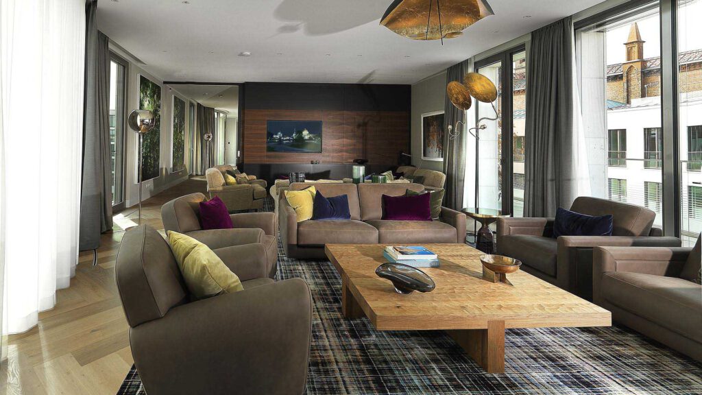 Humboldt Lounge im Nº3 Schinkelplatz in Berlin-Mitte mit ruhiger Lichtstimmung und klarer Architektur