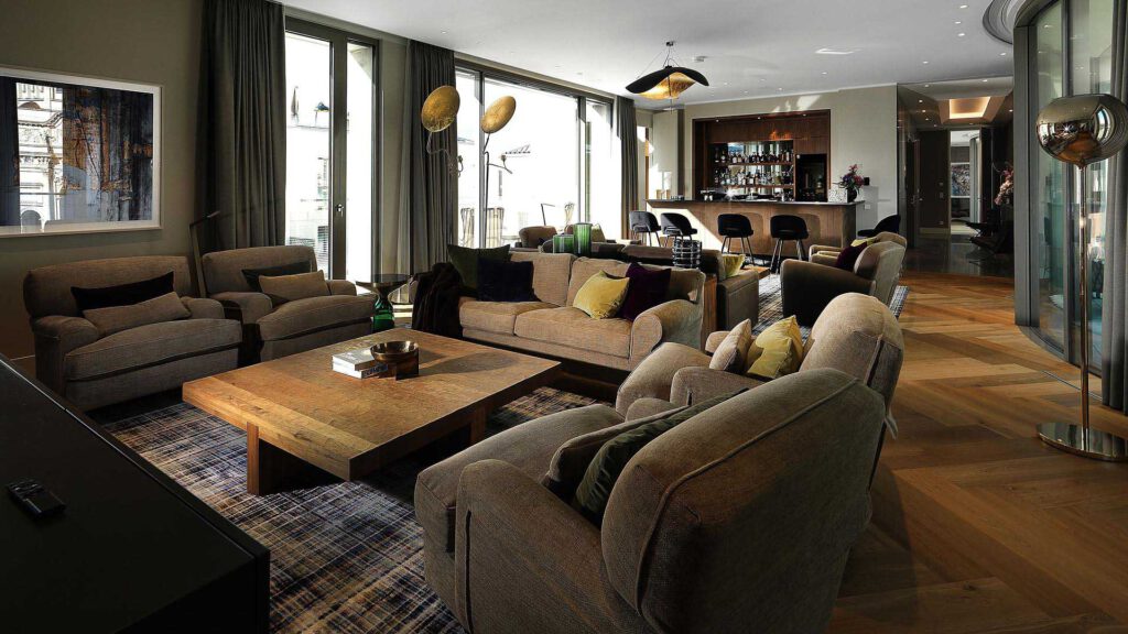 Humboldt Lounge im Nº3 Schinkelplatz in Berlin-Mitte mit großzügigem Raum und zurückhaltendem Interior