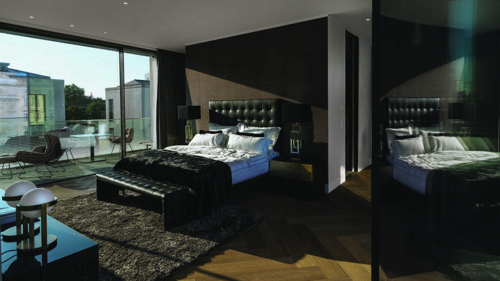 Humboldt Lounge im Nº3 Schinkelplatz in Berlin-Mitte mit Blick auf die Stadt und klarer Raumgestaltung