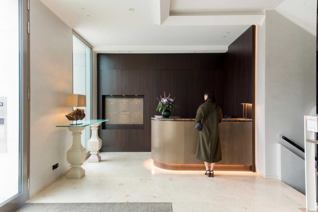Lobby at Nº3 Schinkelplatz in Berlin-Mitte with concierge and high-quality interior design