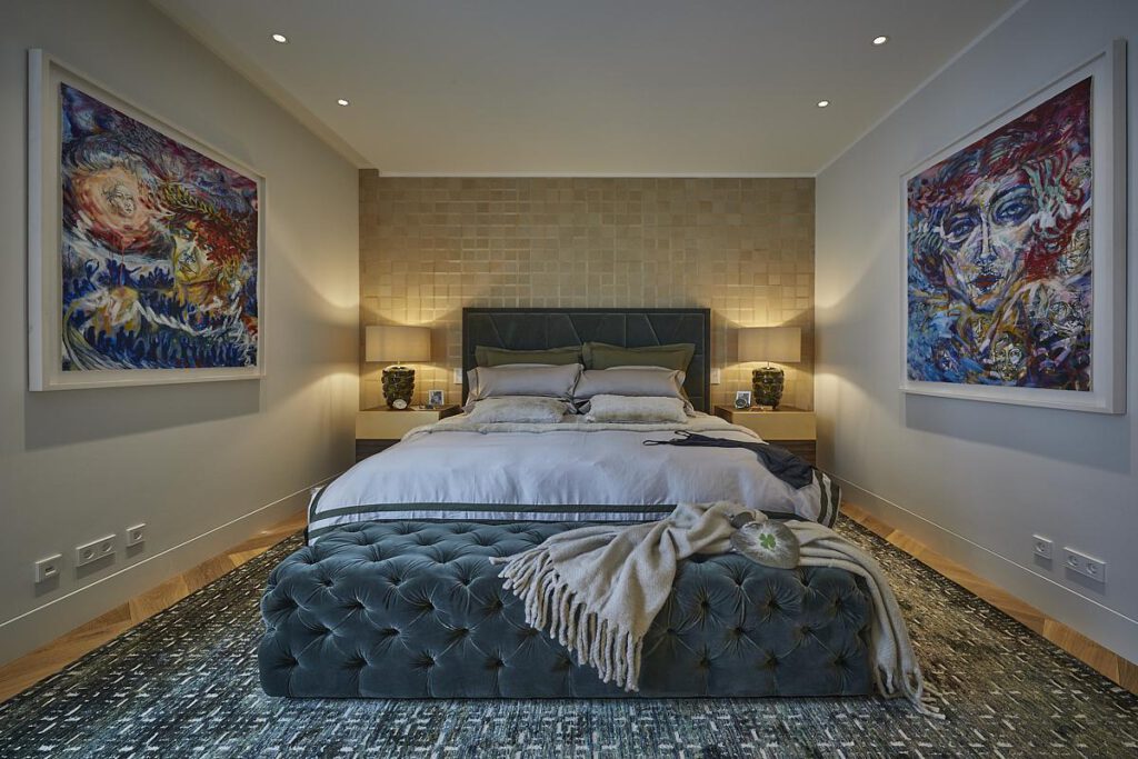 Schlafzimmer im Nº3 Schinkelplatz in Berlin-Mitte mit Doppelbett, Kunstwerken und eleganter Lichtstimmung