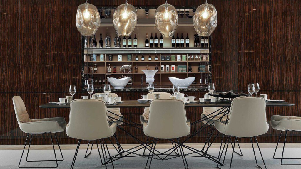 Essbereich im Nº3 Schinkelplatz in Berlin-Mitte mit Designleuchten und integrierter Barwand