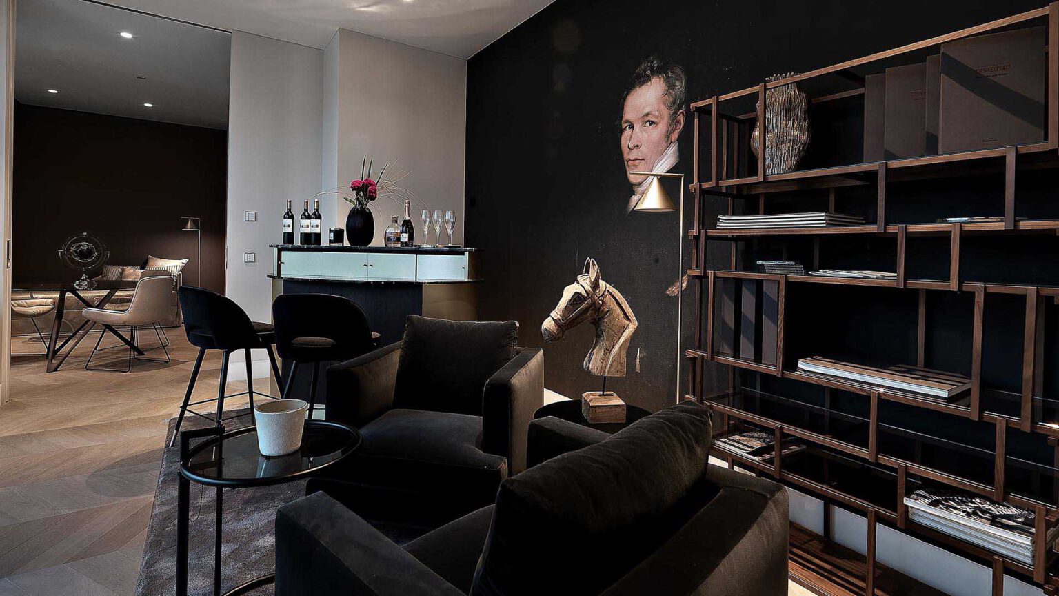 Lounge area at Nº3 Schinkelplatz in Berlin-Mitte with dark wall design and curated art objects