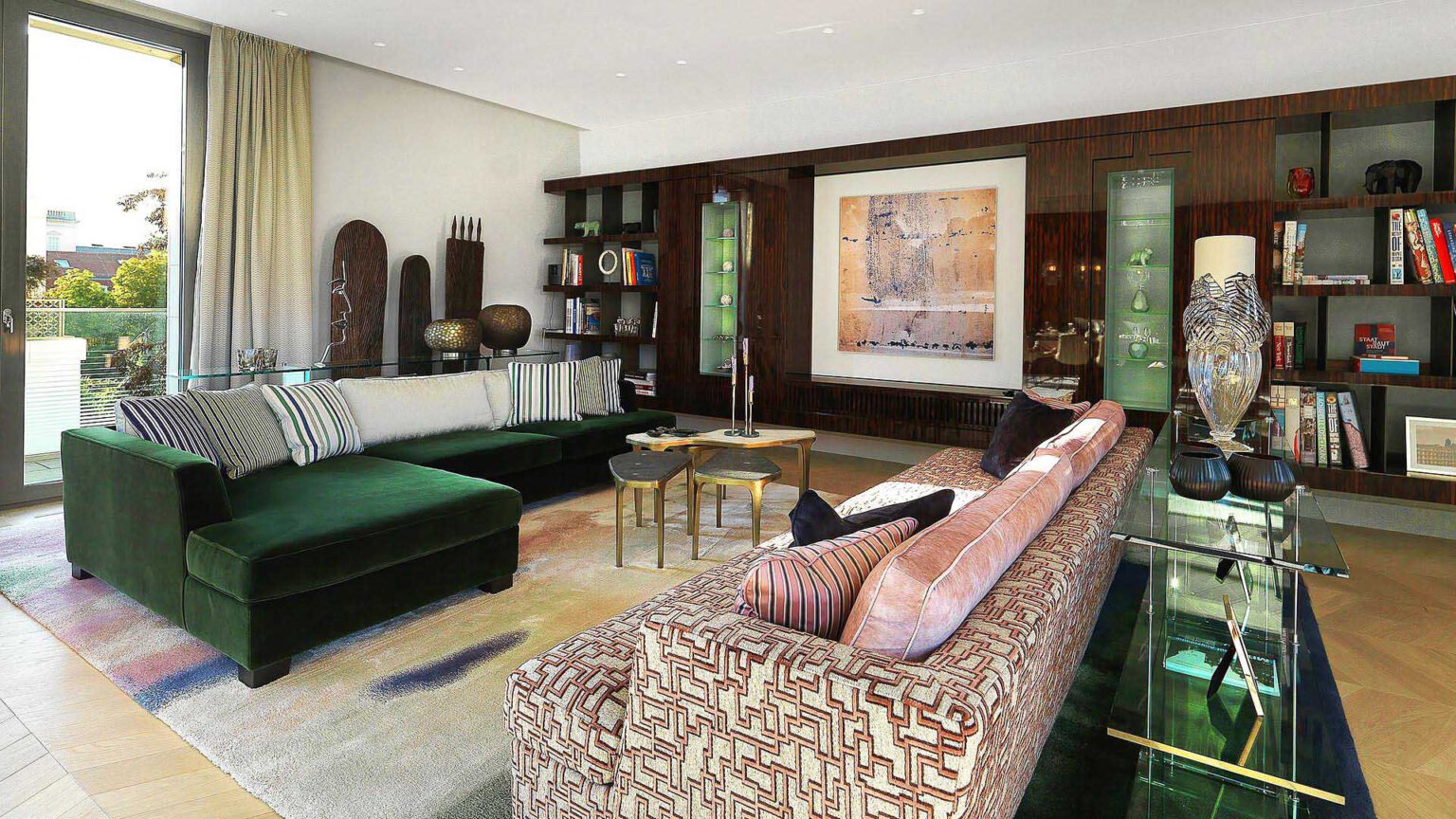 Living area in Nº3 Schinkelplatz in Berlin-Mitte with large windows and high-quality furnishings