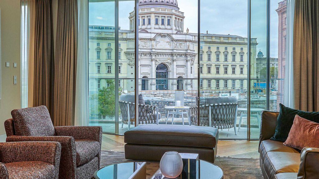 Living area in Nº3 Schinkelplatz in Berlin-Mitte with floor-to-ceiling windows, balcony and direct view of the Berlin City Palace