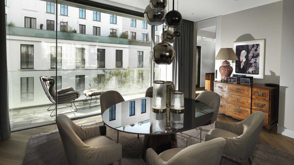 Dining area at Nº3 Schinkelplatz in Berlin-Mitte with round table and view of the quiet inner courtyard