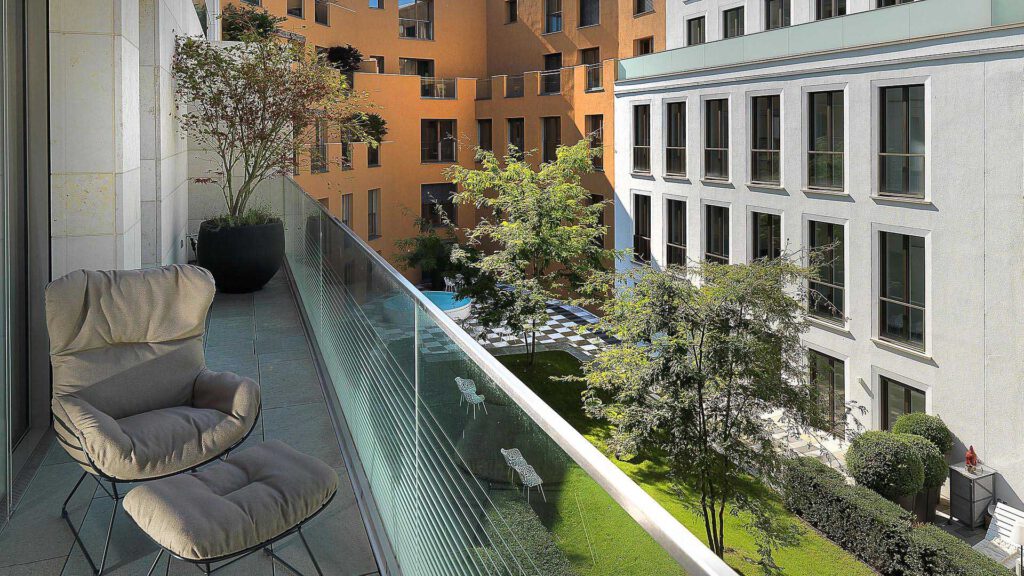 Balcony at Nº3 Schinkelplatz in Berlin-Mitte with a view of the leafy inner courtyard