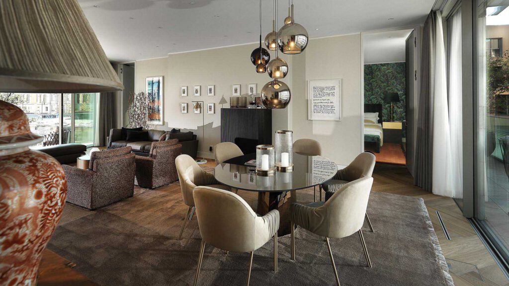 Open-plan living and dining area in Nº3 Schinkelplatz in Berlin-Mitte with designer furniture and flowing room structure