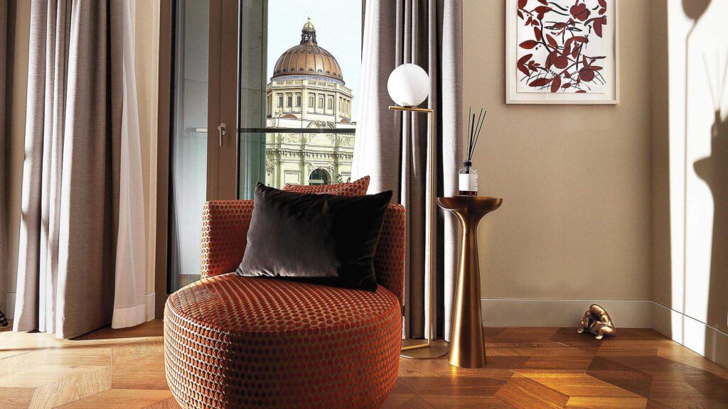 Seating area at Nº3 Schinkelplatz in Berlin-Mitte with a view of the Berlin City Palace and warm materials
