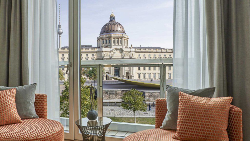 Lounge area at Nº3 Schinkelplatz in Berlin-Mitte with a view of the Berlin City Palace and the TV tower