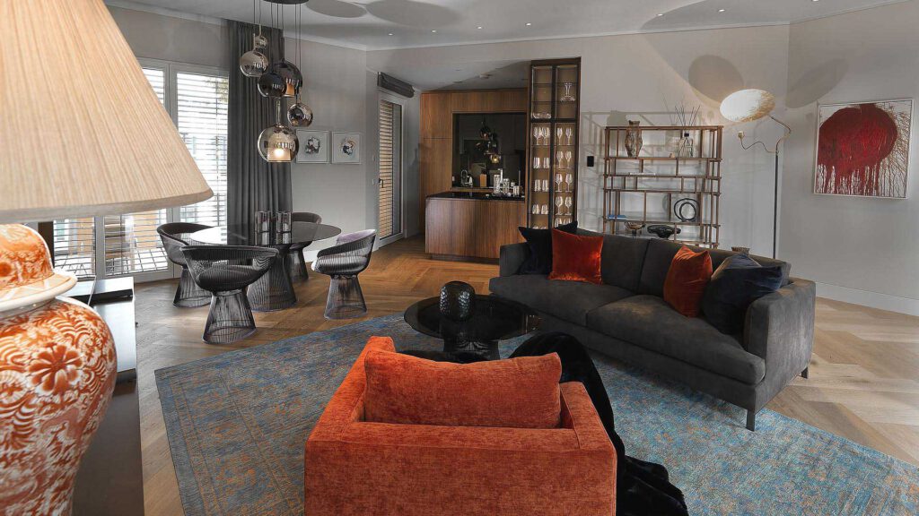 Open-plan living and dining area in Nº3 Schinkelplatz in Berlin-Mitte with designer furniture, parquet flooring and integrated kitchen