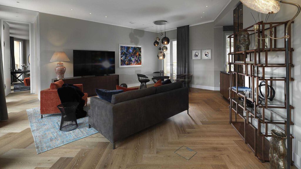Living area in Nº3 Schinkelplatz in Berlin-Mitte with sofa, sideboard and open shelving unit