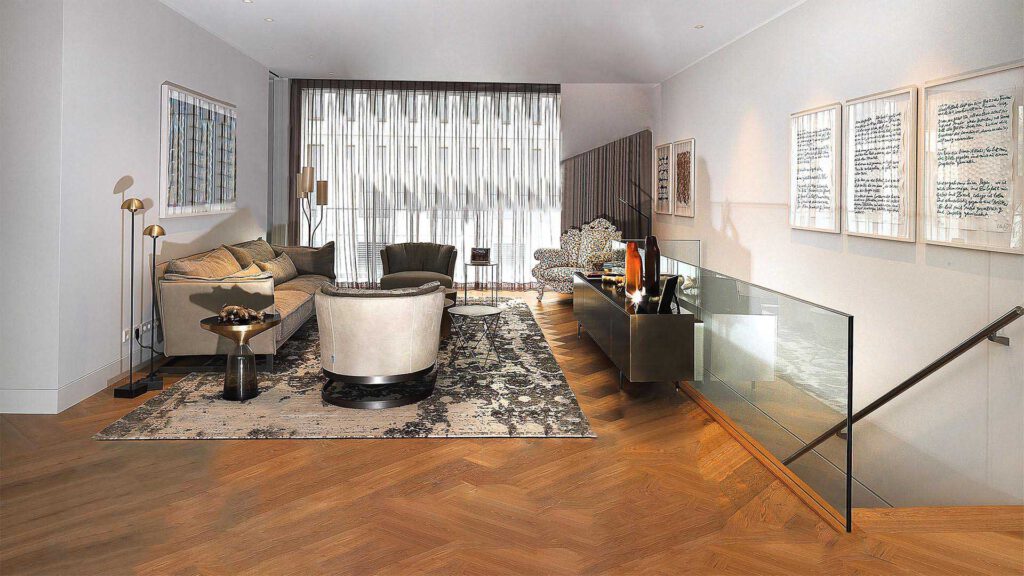 Living area in Nº3 Schinkelplatz in Berlin-Mitte with sofa, carpet and gallery level