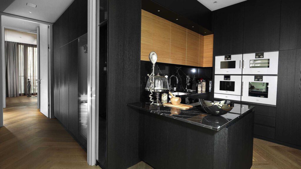 Kitchen at Nº3 Schinkelplatz in Berlin-Mitte with black fitted kitchen and high-quality appliances