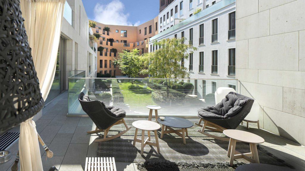 Balcony at Nº3 Schinkelplatz in Berlin-Mitte with a view of the leafy inner courtyard
