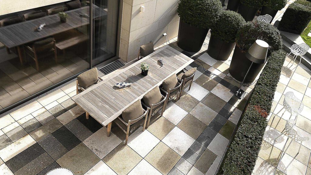Outdoor terrace at Nº3 Schinkelplatz in Berlin-Mitte with dining table and private outdoor area