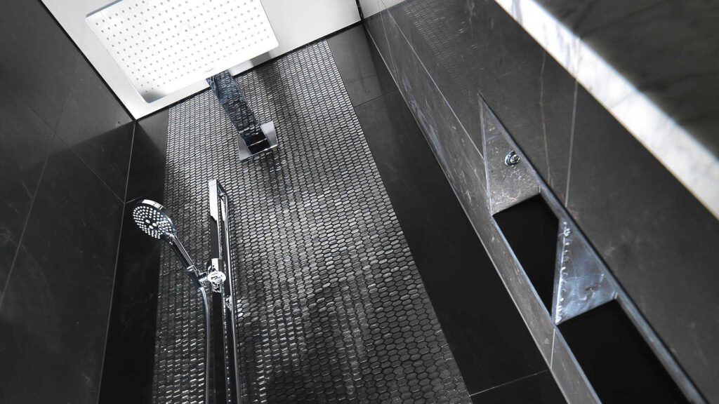 Walk-in shower at Nº3 Schinkelplatz in Berlin-Mitte with rain shower and dark tiles