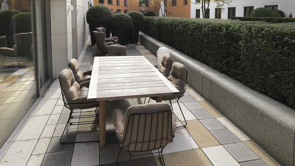 Private terrace at Nº3 Schinkelplatz in Berlin-Mitte with dining area and landscaped courtyard