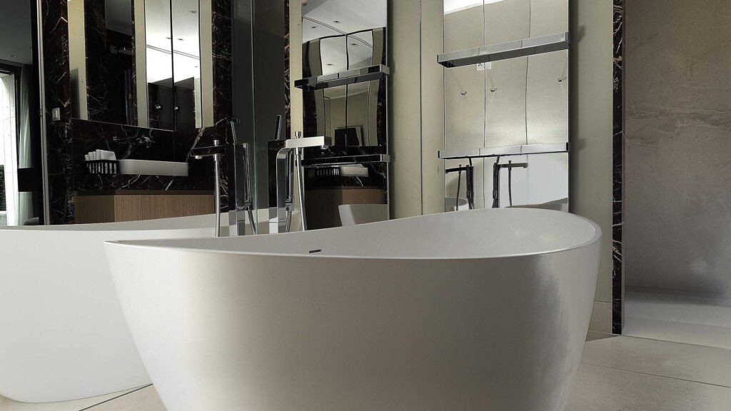 Bathroom in Nº3 Schinkelplatz in Berlin-Mitte with free-standing bathtub and mirror wall