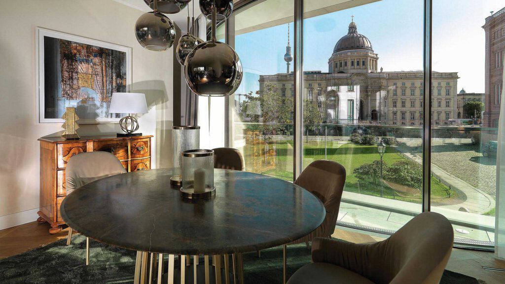 Dining area at Nº3 Schinkelplatz in Berlin-Mitte with designer lights and a view of the Berlin City Palace