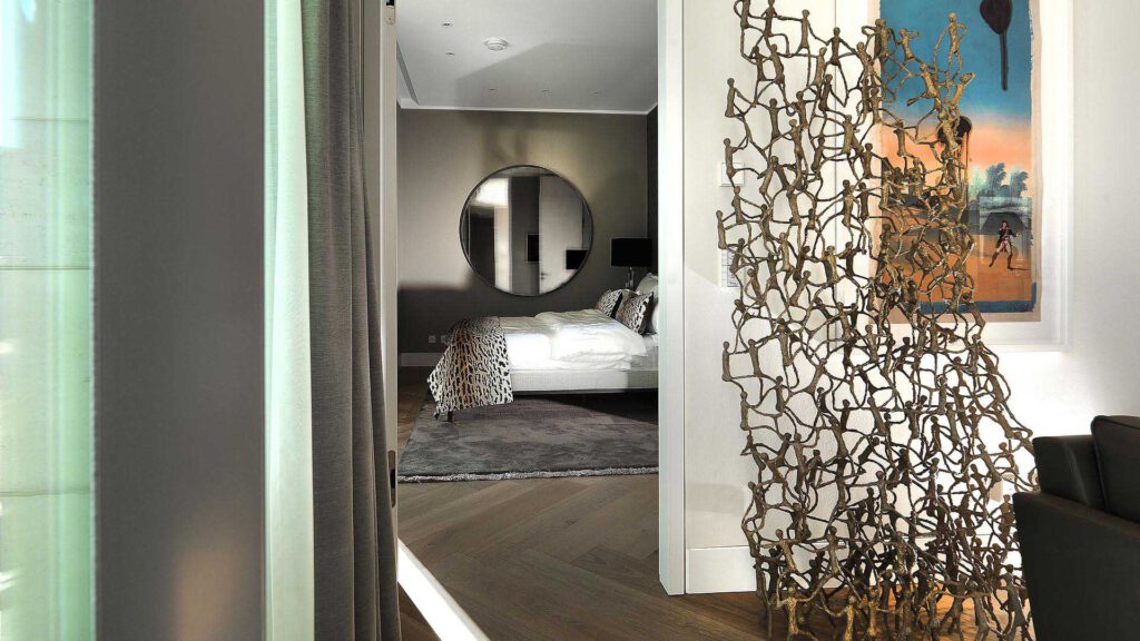 Hallway area in Nº3 Schinkelplatz in Berlin-Mitte with art installation and view into the bedroom