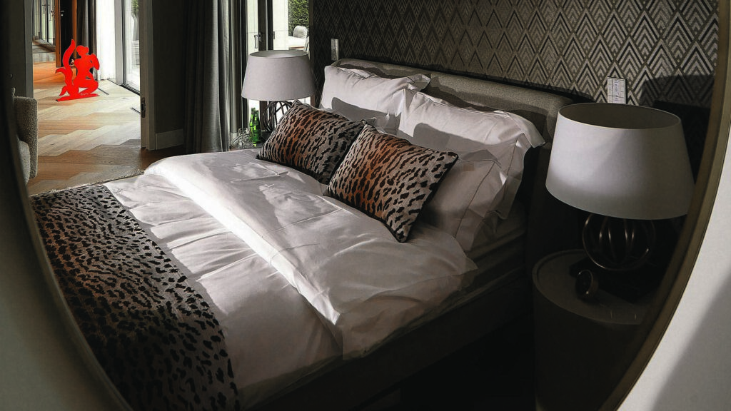Bedroom at Nº3 Schinkelplatz in Berlin-Mitte with double bed, designer lamps and a quiet atmosphere