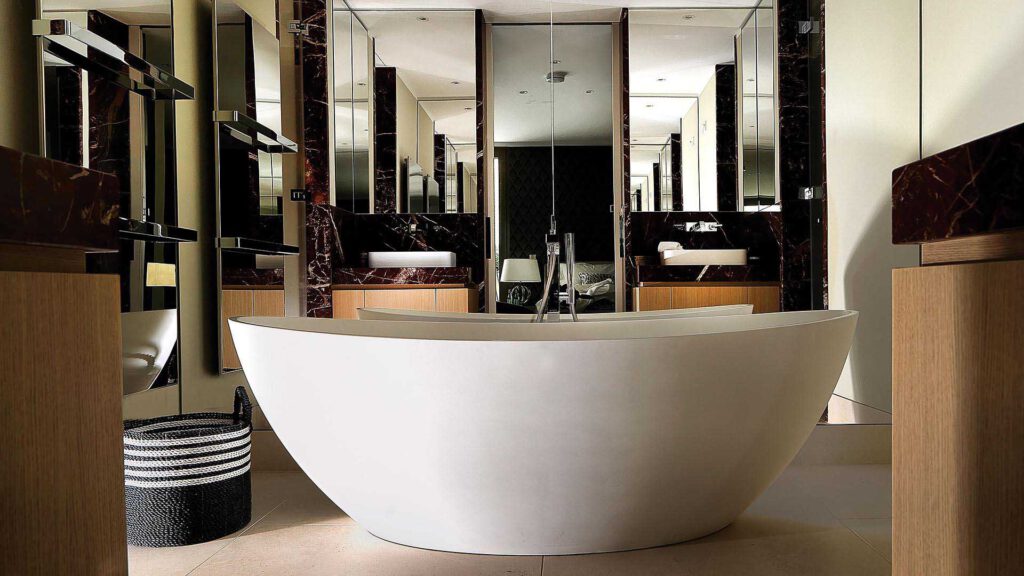 Bathroom in Nº3 Schinkelplatz in Berlin-Mitte with free-standing bathtub and mirror architecture