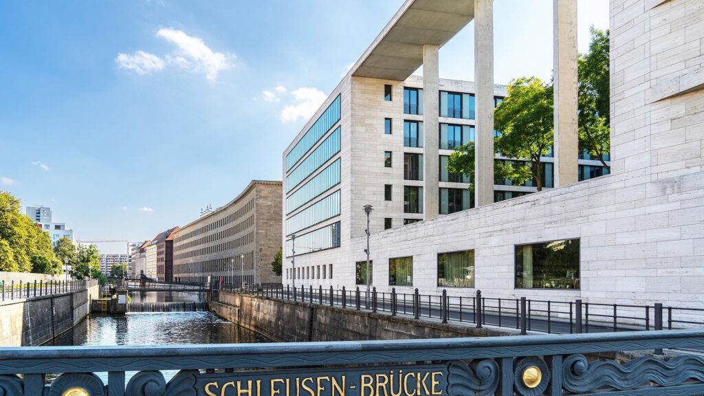 Wohnen auf Zeit in Berlin-Mitte am Nº3 Schinkelplatz nahe Auswärtiges Amt und Spreeufer