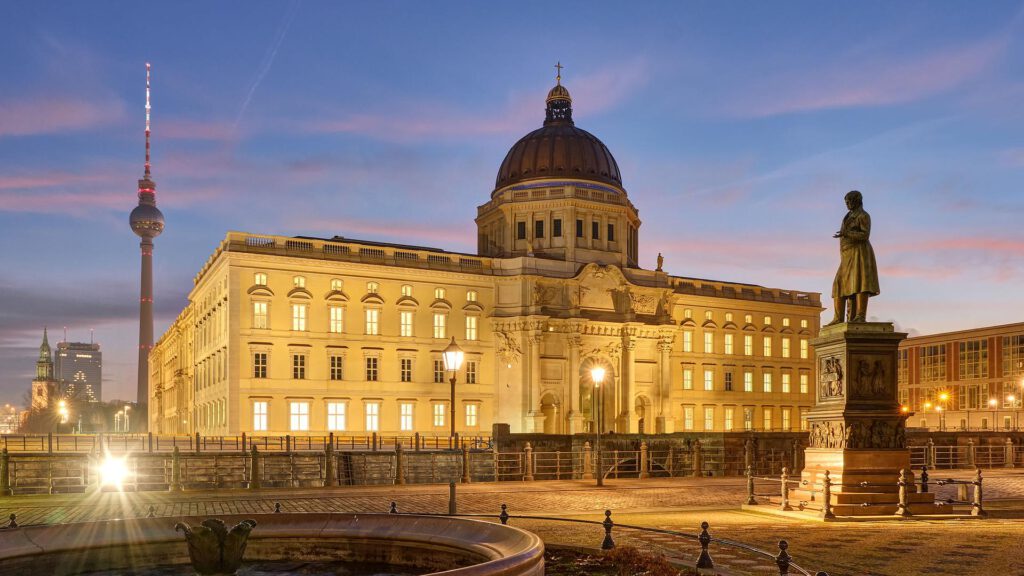 Wohnen auf Zeit in Berlin-Mitte am Nº3 Schinkelplatz nahe Berliner Schloss und Spreeufer