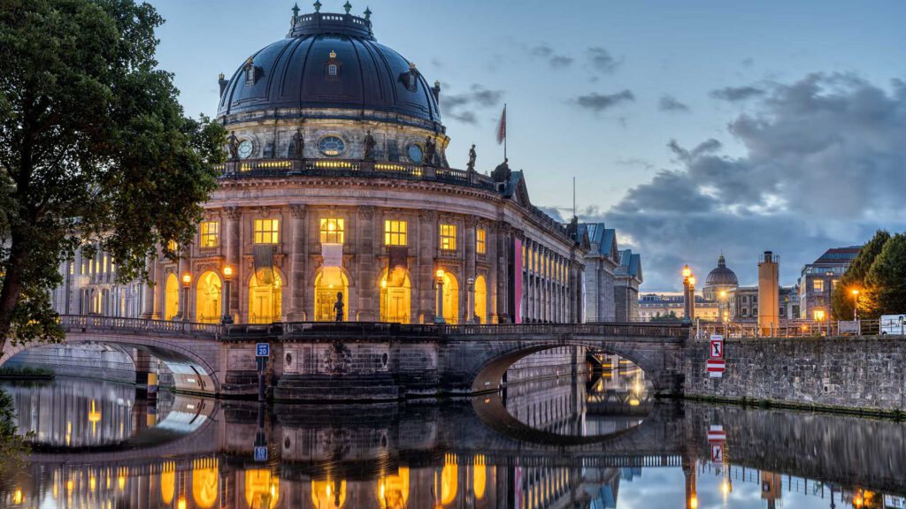 Wohnen auf Zeit in Berlin-Mitte am Nº3 Schinkelplatz mit Blick auf das Bode-Museum und die Spree