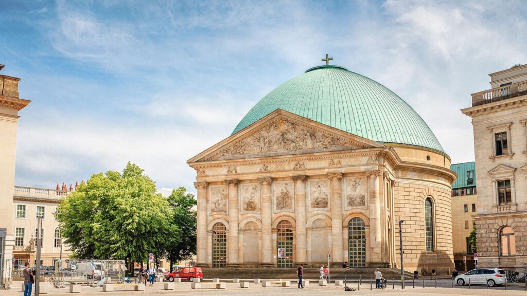 Wohnen auf Zeit in Berlin-Mitte am Nº3 Schinkelplatz nahe St.-Hedwigs-Kathedrale und Bebelplatz